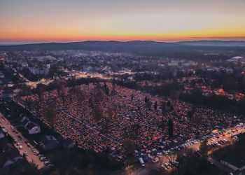 Kielczanie odwiedzili cmentarze. Wybierali spacer zamiast samochodu