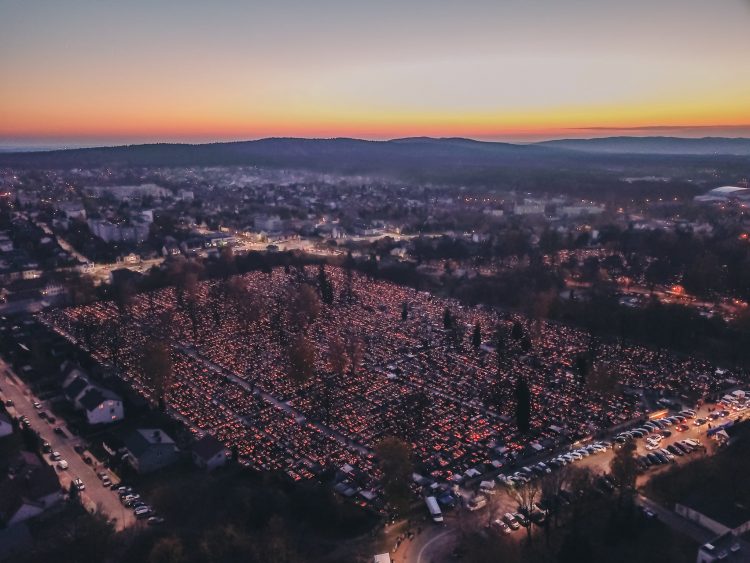 Kielczanie odwiedzili cmentarze. Wybierali spacer zamiast samochodu