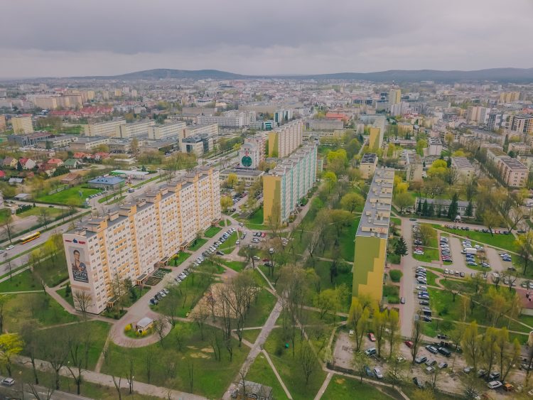 Mieszkaniec KSM wziął sprawy w swoje ręce. Chce budowy parkingu i strefy rekreacji