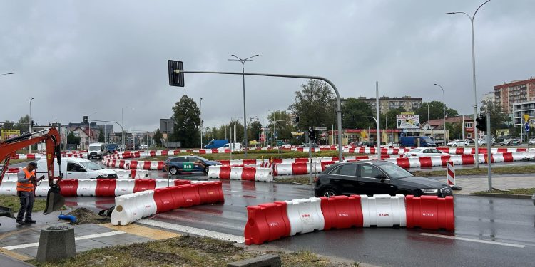 ITS wciąż powstaje, ogromne korki w mieście. Ratusz będzie rozmawiał z władzami firmy realizującej inwestycję