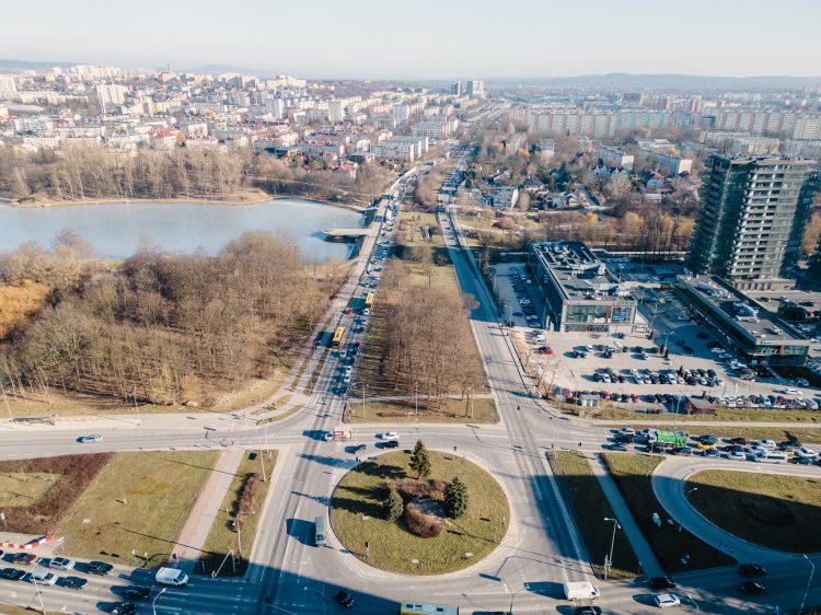 GDDKiA odnosi się do sprawy budowy S74 przez Kielce. „Kluczowa inwestycja dla miasta i województwa”