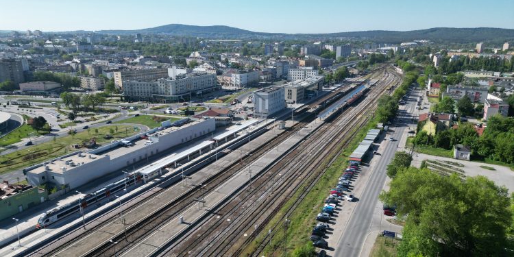 Szykuje się wielka przebudowa linii kolejowej na odcinku Skarżysko-Kamienna – Kielce Główne – Kozłów. Koszt prac to prawie 2 miliardy złotych!
