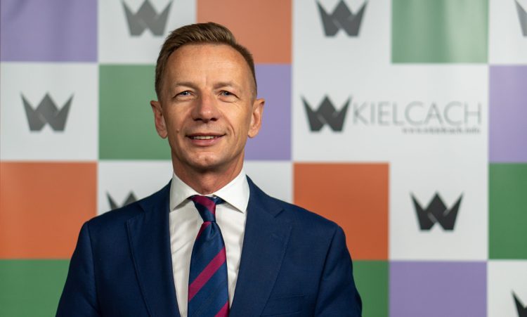 Dlaczego warto zagłosować na Szymona Hołownię? Rozmowa z Rafałem Kasprzykiem z Polski 2050