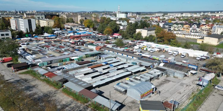 Miejski Plac Targowy mogą czekać zmiany? Ratusz mówi o hali targowej, „co nie wyklucza funkcji mieszkaniowej”