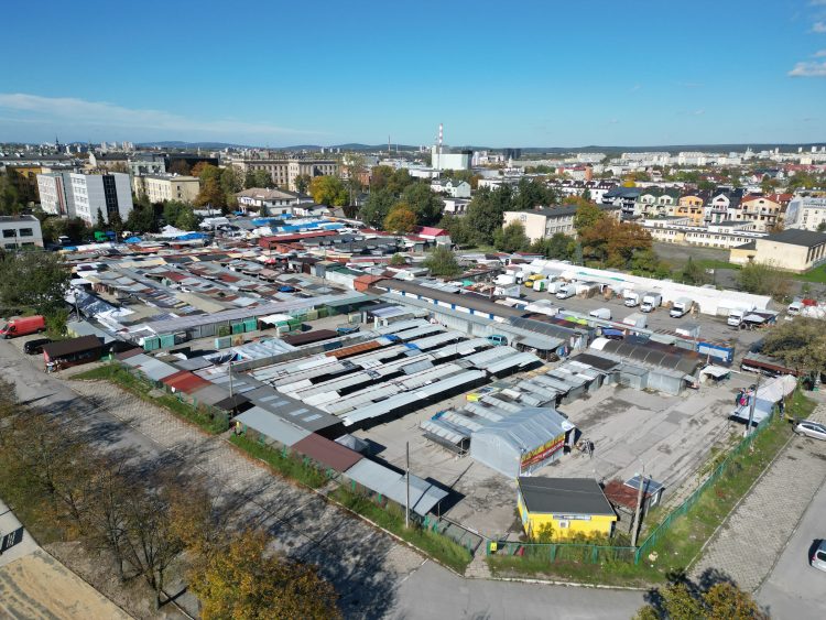 Miejski Plac Targowy mogą czekać zmiany? Ratusz mówi o hali targowej, „co nie wyklucza funkcji mieszkaniowej”