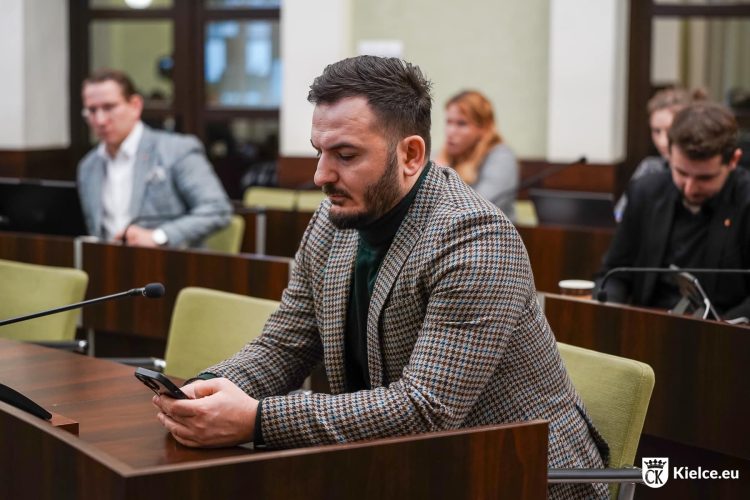 Radny Jakubczyk prosi władze Kielc o zaostrzenie polityki wobec Izraela. „Nie dla rozbudowy synagogi i Ogrodu Wolności oraz sprzedaży gruntów pod parkingi”