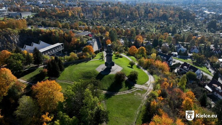 Do kogo należy rzeźba na Kadzielni? Miasto: uchwała stowarzyszenia nie czyni rzeźby od razu ich własnością
