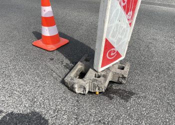 Na ul. Klonowej powstało zapadlisko. To prawdopodobnie awaria sieci wodociągowej