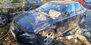 Kierowca busa uderzył w betonowy płot i uszkodził zaparkowane samochody