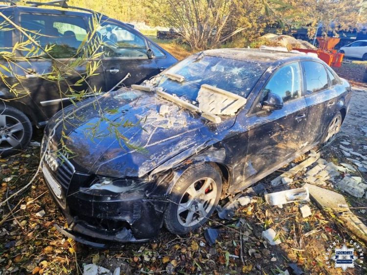 Kierowca busa uderzył w betonowy płot i uszkodził zaparkowane samochody