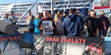 Protest pod WFOŚiGW w Kielcach o program „Czyste Powietrze”. Burzliwa dyskusja z prezesem Skórskim