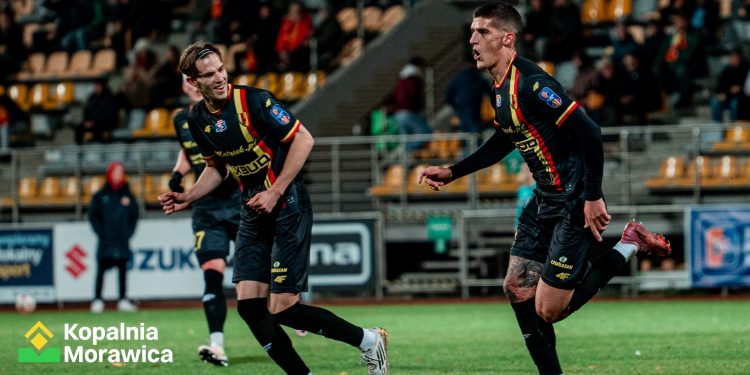 Stoper z dubletem, napastnik z przełamaniem. Korona z pewnym awansem