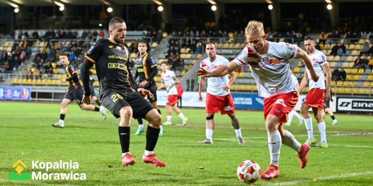 Stoper z dubletem, napastnik z przełamaniem. Korona z pewnym awansem