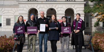 Partia Razem: Grzegorz Braun po raz kolejny zakłamywał historię, tym razem na terenie kompleksu Targów Kielce