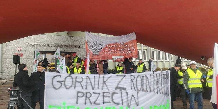 Protestujący rolnicy z petycją do premiera i ministra rolnictwa