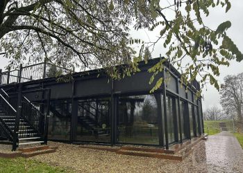 Przygotowanie do zjazdu na tyrolce, a także kawa i ciastko. Nowy budynek na Kadzielni otworzy się w maju