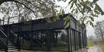 Przygotowanie do zjazdu na tyrolce, a także kawa i ciastko. Nowy budynek na Kadzielni otworzy się w maju