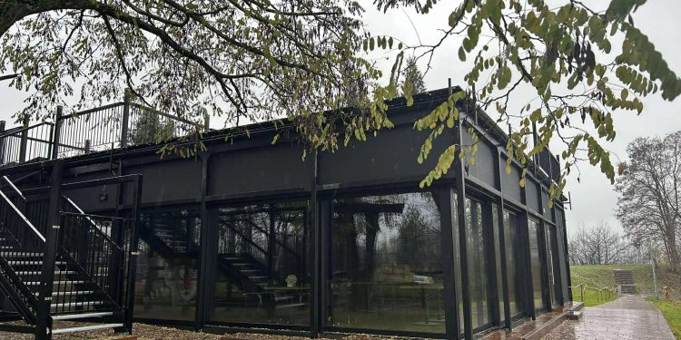 Przygotowanie do zjazdu na tyrolce, a także kawa i ciastko. Nowy budynek na Kadzielni otworzy się w maju