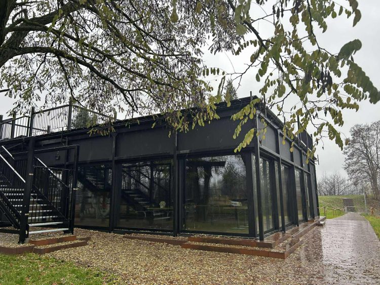 Przygotowanie do zjazdu na tyrolce, a także kawa i ciastko. Nowy budynek na Kadzielni otworzy się w maju