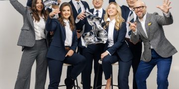 Kielczanie łączą siły. Projektant Mateusz Stradomski i stylista Mr.Vintage zaprojektowali dress code dla kieleckiej marki Trust Investment