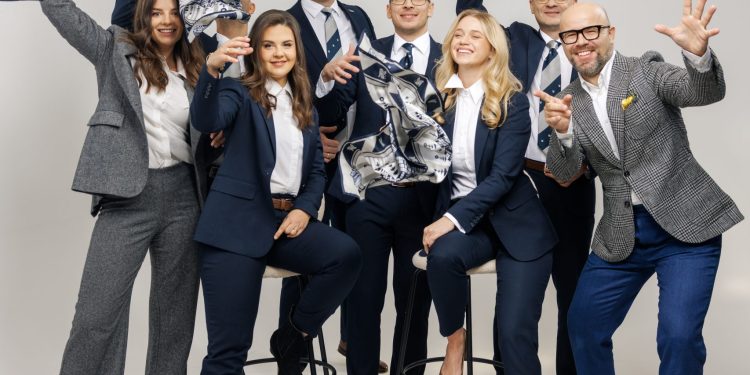 Kielczanie łączą siły. Projektant Mateusz Stradomski i stylista Mr.Vintage zaprojektowali dress code dla kieleckiej marki Trust Investment