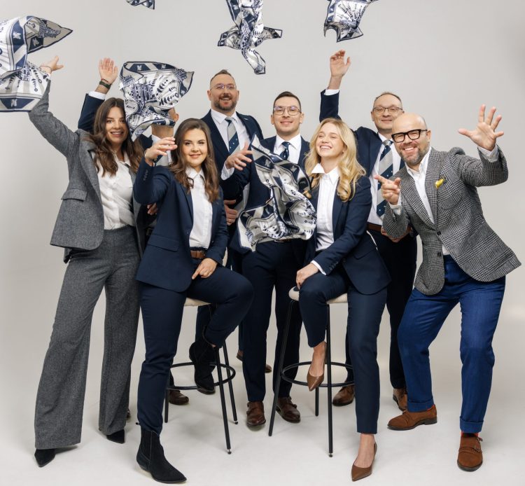 Kielczanie łączą siły. Projektant Mateusz Stradomski i stylista Mr.Vintage zaprojektowali dress code dla kieleckiej marki Trust Investment