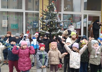 [ZDJĘCIA] Święty Mikołaj, muzyka i dziecięce uśmiechy. Pod filią biblioteki na Czarnowie ubierano choinkę