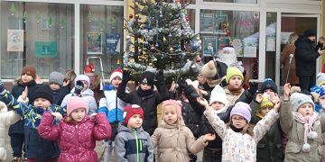 [ZDJĘCIA] Święty Mikołaj, muzyka i dziecięce uśmiechy. Pod filią biblioteki na Czarnowie ubierano choinkę