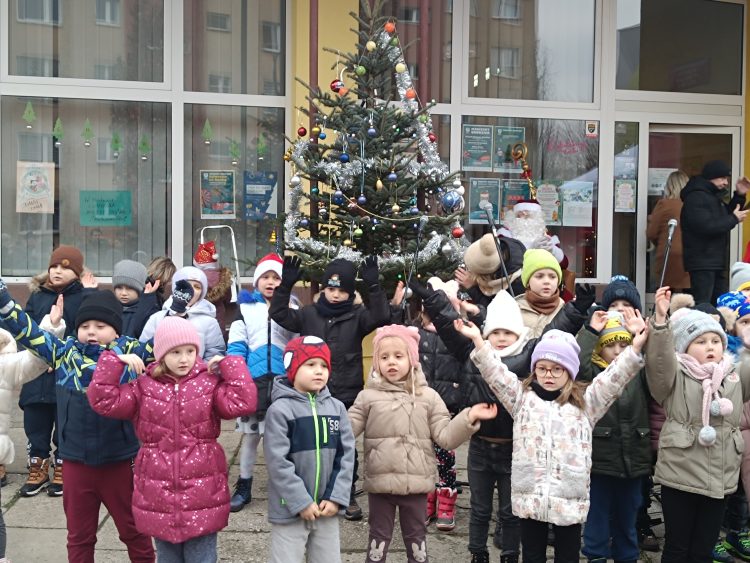 [ZDJĘCIA] Święty Mikołaj, muzyka i dziecięce uśmiechy. Pod filią biblioteki na Czarnowie ubierano choinkę