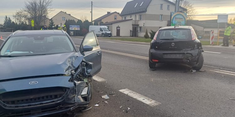 Zderzenie dwóch pojazdów w Radlinie. Dwie osoby w szpitalu