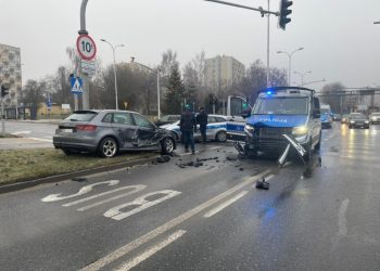 Zderzenie radiowozu i audi. Wypadek na skrzyżowaniu ulicy Źródłowej i alei Solidarności
