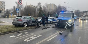 Zderzenie radiowozu i audi. Wypadek na skrzyżowaniu ulicy Źródłowej i alei Solidarności