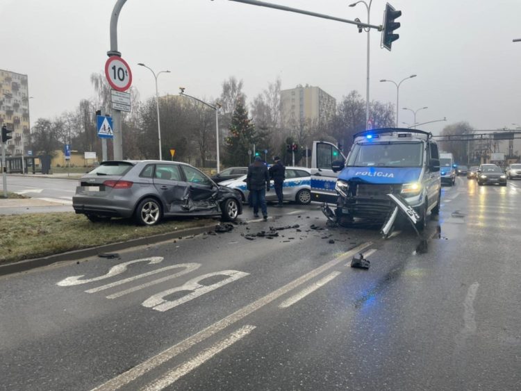Zderzenie radiowozu i audi. Wypadek na skrzyżowaniu ulicy Źródłowej i aleu Solidarności