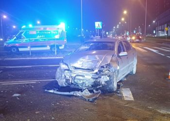 Wypadek na skrzyżowaniu alei Solidarności z ulicą Świętokrzyską. Trzy osoby trafiły do szpitala
