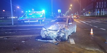 Wypadek na skrzyżowaniu alei Solidarności z ulicą Świętokrzyską. Trzy osoby trafiły do szpitala