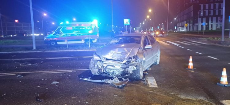 Wypadek na skrzyżowaniu alei Solidarności z Świętokrzyską. Trzy osoby trafiły do szpitala