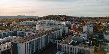 Przyjęcia planowe wstrzymane. Wojewódzki Szpital Zespolony wskazuje na „bezpośredni efekt trudnej sytuacji ekonomicznej NFZ”