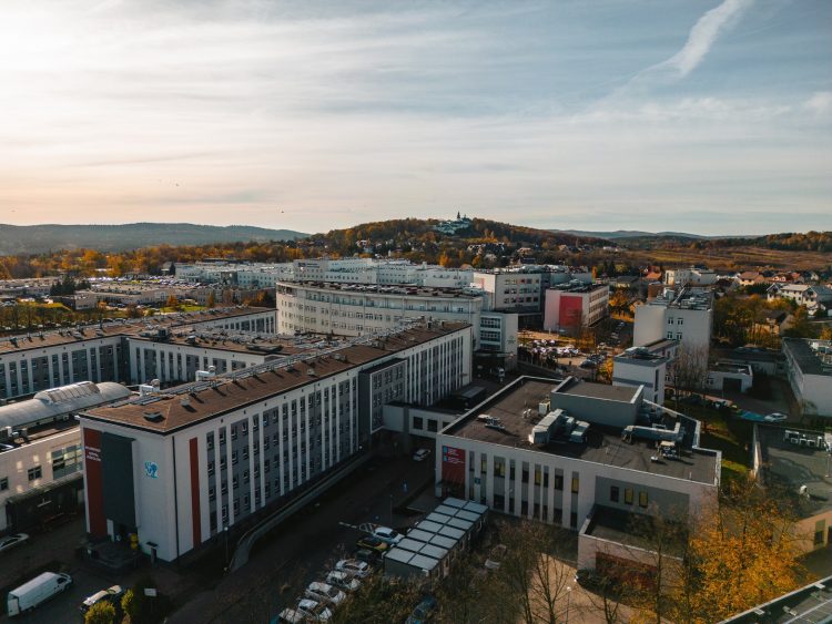 Przyjęcia planowe wstrzymane. Wojewódzki Szpital Zespolony wskazuje na „bezpośredni efekt trudnej sytuacji ekonomicznej NFZ”