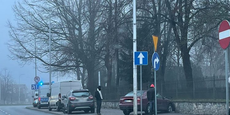Wypadek na al. IX Wieków Kielc. Jedna osoba trafiła do szpitala
