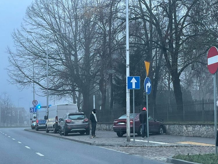 Wypadek na al. IX Wieków Kielc. Jedna osoba trafiła do szpitala