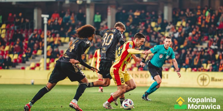 Korona wyszarpała remis w meczu z nowym liderem