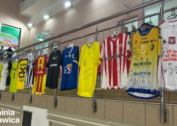 Sędziowie piłkarscy zagrali dla rodziny tragicznie zmarłego trenera Alitu Ożarów