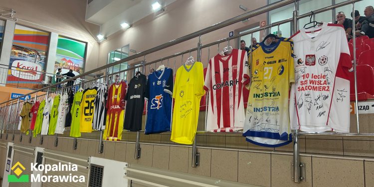 Sędziowie piłkarscy zagrali dla rodziny tragicznie zmarłego trenera Alitu Ożarów