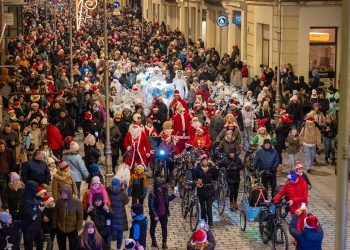 [DUŻO ZDJĘĆ] Mikołajki w Kielcach. Był orszak, rozświetlenie choinki, ciężarówka Coca – Coli i nie tylko