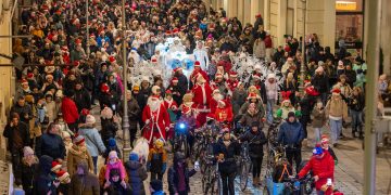 [DUŻO ZDJĘĆ] Mikołajki w Kielcach. Był orszak, rozświetlenie choinki, ciężarówka Coca – Coli i nie tylko