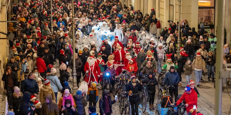 [DUŻO ZDJĘĆ] Mikołajki w Kielcach. Był orszak, rozświetlenie choinki, ciężarówka Coca – Coli i nie tylko