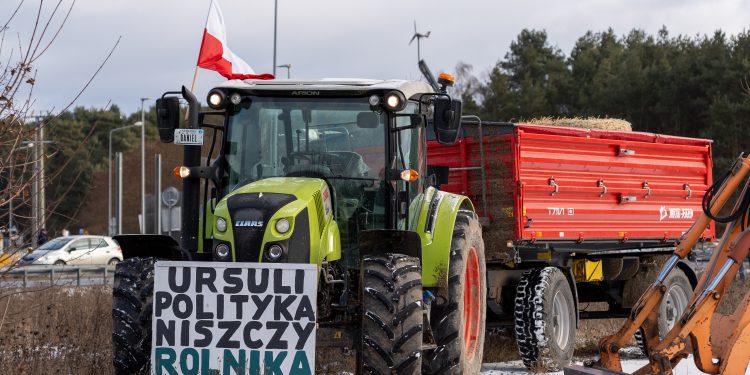 [ZDJĘCIA] Protest rolników przy Urzędzie Wojewódzkim, a także utrudnienia w Cedzynie