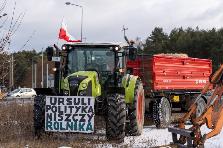[ZDJĘCIA] Protest rolników przy Urzędzie Wojewódzkim, a także utrudnienia w Cedzynie
