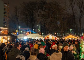 [DUŻO ZDJĘĆ] II Świętokrzyski Jarmark Bożonarodzeniowy. Liczne stoiska, dużo muzyki, kabaret OT.TO, ale też prawdziwa chata z piernika
