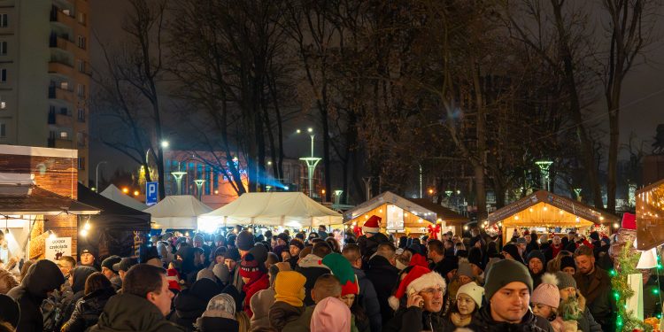 [DUŻO ZDJĘĆ] II Świętokrzyski Jarmark Bożonarodzeniowy. Liczne stoiska, dużo muzyki, kabaret OT.TO, ale też prawdziwa chata z piernika